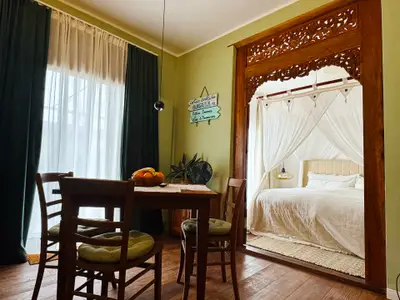 Essplatz im Wohnzimmer mit Blick ins Schlafzimmer