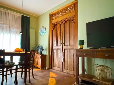 Die geschlossene Balitür zum Schlafzimmer