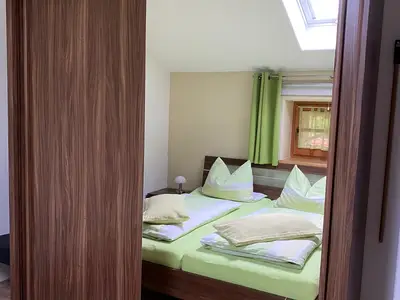 Großer Schiebetürenschrank mit Spiegel und viel Stauraum