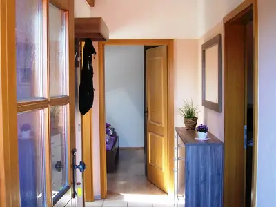 Einladender heller Flur mit viel Platz