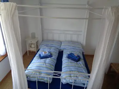 Romantisches Himmelbett im Wohnzimmer