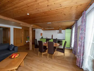 grosses, lichtdurchflutetes Wohn- /Esszimmer mit Wohnküche