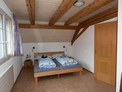 Schlafzimmer mit Doppelbett