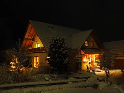 Unser Haus bei Nacht