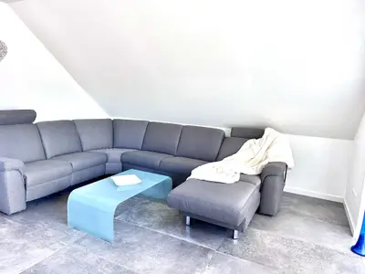 große Sofalandschaft im Wohnzimmer
