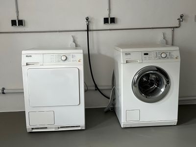Kellerraum mit Waschmaschine und Trockner