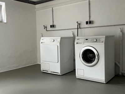 Kellerraum mit Waschmaschine u. Trockner