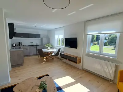 Wohnzimmer mit Blick in die Küche