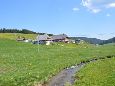 Unser Hof im Sommer, mit unserem idyllischen Bach