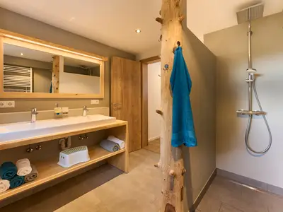 Bad mit begehbarer Regendusche