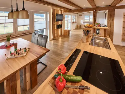 Wohnküche aus Zirbenholz im EG