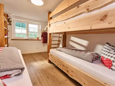 Kinderschlafzimmer mit 3 Betten