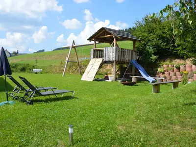 Liegewiese mit Spiel-und Grillplatz