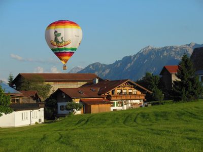 Ballon über dem Haus