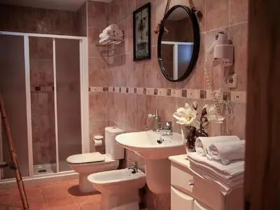Badezimmer mit Dusche