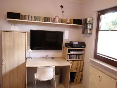 Schlafzimmer 2 mit Relaxsessel, Fernseher und Plattenspieler