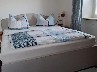 Polsterbett im Eckzimmer