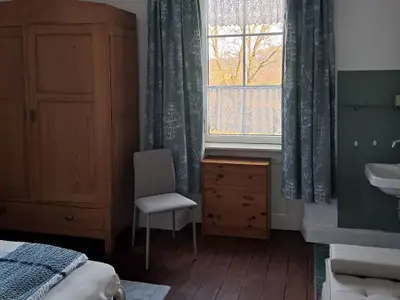 Eckzimmer mit Doppelbett und Couch