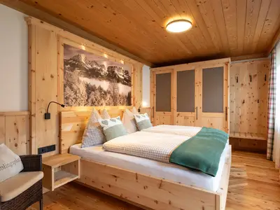 Kapellenblick ZIRBEN-Schlafzimmer