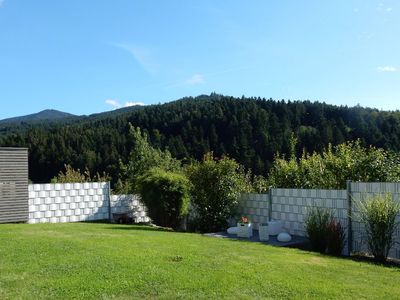 Garten. Ausblick vom Gartenbereich zum Braunhörnl