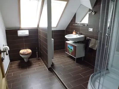 Badezimmer mit Dusche und WC