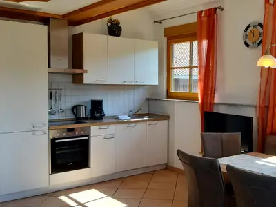 komplett ausgestattete Küche mit Spülmaschine