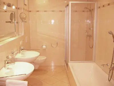 Geräumiges Badezimmer mit Dusche und Badewanne