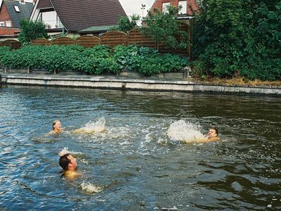 Der Kanal direkt vor der Tür lädt zum Baden ein