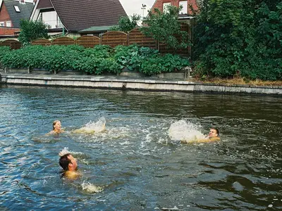 Der Kanal direkt vor der Tür lädt zum Baden ein