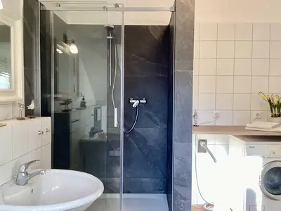 Bad mit Walk-In-Dusche und Waschmaschine