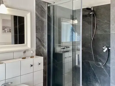 neue komfortable Walk-In-Dusche