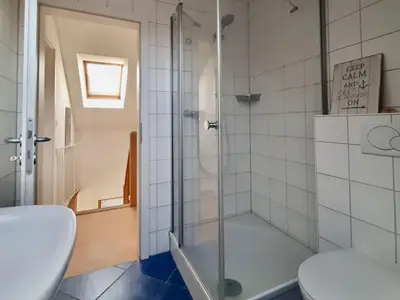 Duschbad zwischen den Schlafzimmern