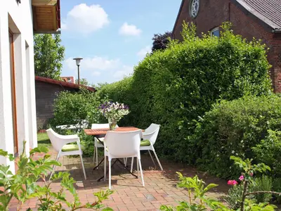 Terrasse vor dem Wohnbereich in Südost-Lage