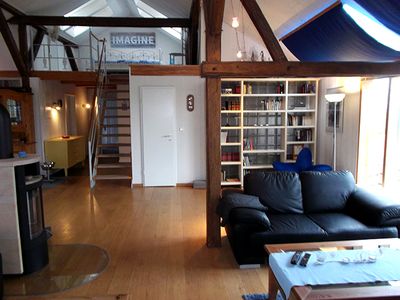 Blick ins "Studio" mit Doppelbett auf der Empore unterm Dach