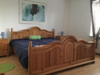 Schlafzimmer mit Doppelbett unten