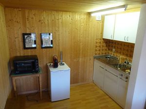 Küchenbereich mit Kühlschrank und Backofen