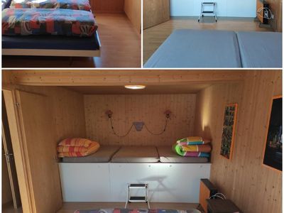 Schlafzimmer mit Doppelbett und 3 Halbhochbetten nebeneinander