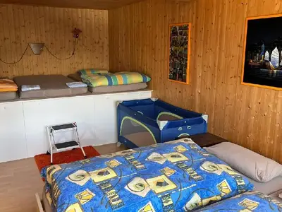 Schlafzimmer mit Babybett (optional)