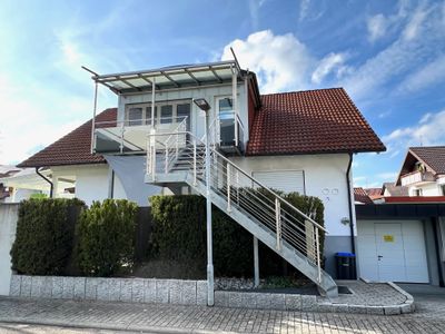 Aufgang zur Wohnung, rechts Garage