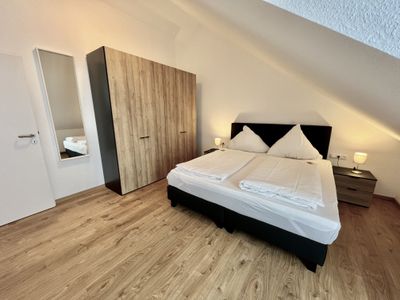 Schlafzimmer mit Ehebett