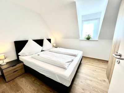 Schlafzimmer mit Ehebett