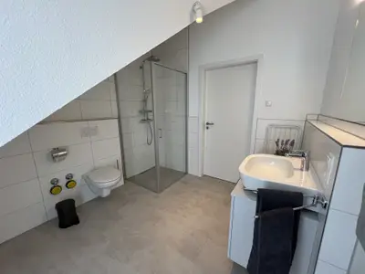 Badezimmer mit barrierefreier Dusche