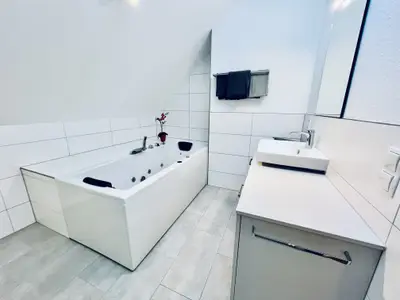 Badezimmer mit Dusche und WC