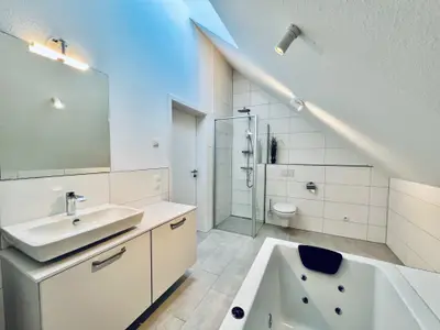 Badezimmer mit Dusche und WC