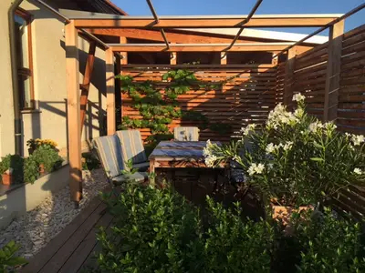 Die Terrasse lädt ein bei schönem Wetter draußen zu sitzen