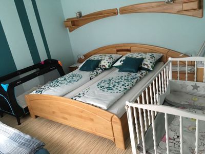 Schlafzimmer mit Vollbelegung (2 Erwachsene, 1 Kind, 2 Babys/Kleinkinder bis 2 Jahre)