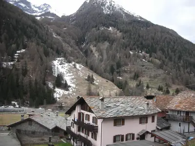 Ausblick aus dem Fenster. Aussicht Epinel (Mont Pousset) dat Garten