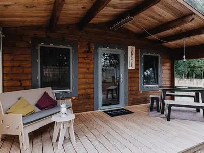 destinature Dorf Blockhütte Terrasse