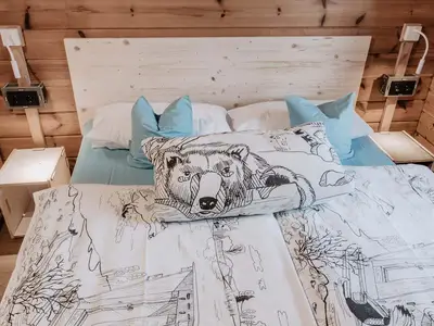 destinature Dorf Blockhuette Schlafzimmer Bett