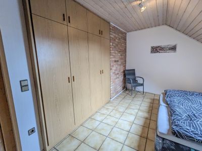 Schlafzimmer mit Wandschrank